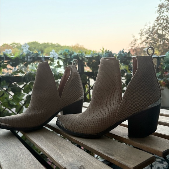 Jeffrey Campbell /Free People size 8 Cowboy boots with metal details. Rare. - Picture 4 of 9